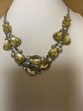 5/$15 Light Yellow Teardrop Crystal Statement Necklace -